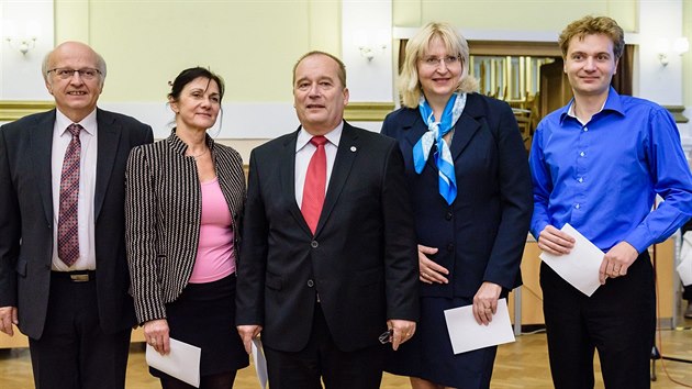Zleva Jiøí Bláha (ODS), Vìra Pourová (ANO), primátor Alexandr Hrabálek (ODS), Monika Štayrová (ANO) a Martin Hanousek (Zmìna pro Hradec a Zelení). (30. 10. 2018).