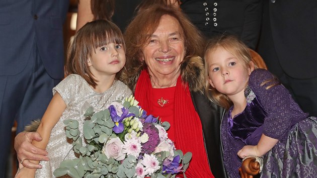 Livia Klausová se svými vnuèkami Veronikou a Eliškou (3. listopadu 2018)