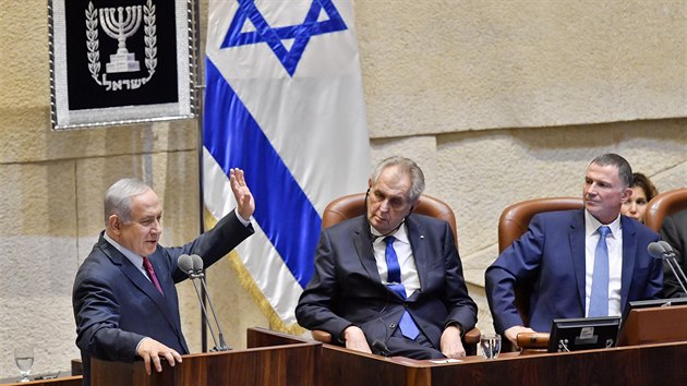 Izraelský pøedseda vlády Benjamin Netanjahu (vlevo) hovoøí na schùzi izraelského parlamentu ) v Jeruzalémì, kde s projevem vystoupil také èeský prezident Miloš Zeman. (26. listopadu 2018)