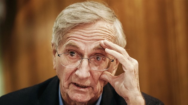 Americký novináø Seymour Hersh bìhem rozhovoru s MF Dnes v Praze (10. listopadu...