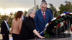 Položením vìnce u hrobu významného pøedstavitele sionismu Theodora Herzla...