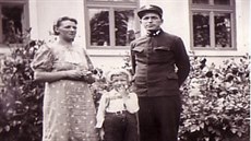 Jaroslav Pavlù na archivním snímku se svými rodièi. Jako dítì musel utíkat z...