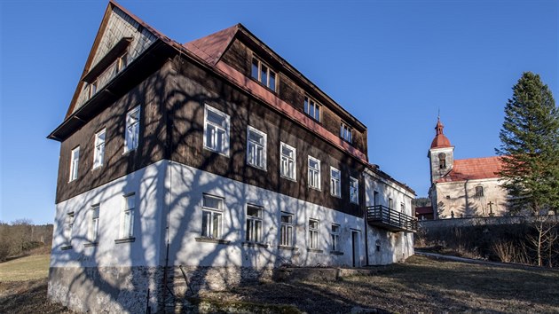 Objekt bývalé školy ve Zdobnici na Rychnovsku.