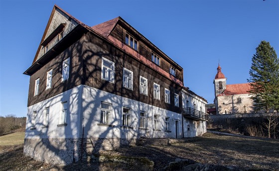 Objekt bývalé školy ve Zdobnici na Rychnovsku.