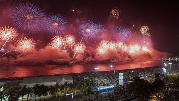 Ohòostroje rozzáøily oblohu nad slavnou brazilskou pláží Copacabana v Riu de...