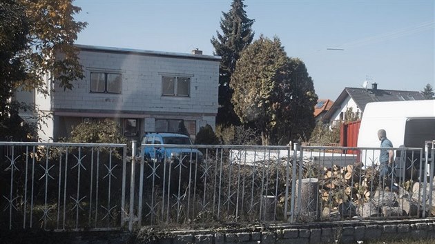 Nová vilka Kupní smlouvu na koupi nové nemovitosti v Plzni nedaleko jejich domu...