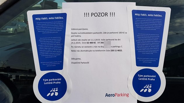 Autu parkujícímu na krátkodobém parkovišti u letištì Václava Havla v Praze...