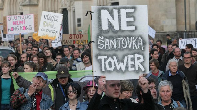 Zhruba ètyøi stovky lidí protestovaly 22. øíjna 2013 v Olomouci proti plánu na...