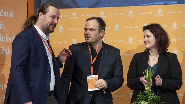 Novì zvolení místopøedsedové ÈSSD Ondøej Veselý, uprostøed Michal Šmarda a Jana Maláèová.