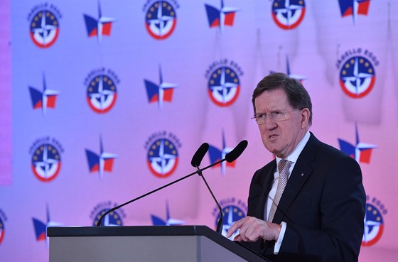 Bývalý šéf NATO George Robertson na národní konferenci „Naše bezpeènost není...
