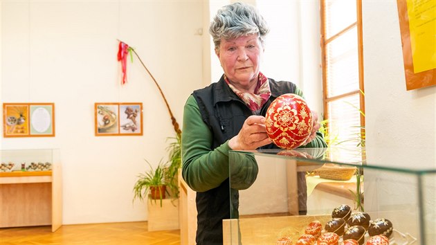 Dvaasedmdesátiletá Marie Záhorová ze Senice na Hané ukazuje velikonoèní kraslici z pštrosího vejce zdobenou tradièní nároènou technikou s použitím kouskù slámy. K vidìní je v litovelském muzeu v rámci výstavy Jarní krása.