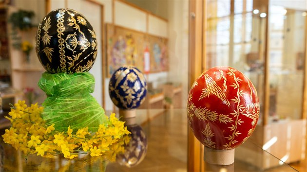 Èást velikonoèních kraslic zdobených nároènou hanáckou tradièní technikou s použitím kouskù slámy, které jsou nyní k vidìní v litovelském muzeu v rámci výstavy Jarní krása.