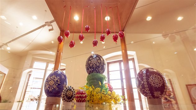 Èást velikonoèních kraslic zdobených nároènou hanáckou tradièní technikou s použitím kouskù slámy, které jsou nyní k vidìní v litovelském muzeu v rámci výstavy Jarní krása.