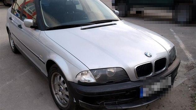 Øidiè BMW pod vlivem amfetaminu ujel policistùm v lese, po chvíli jej však našli vedle jeho vozu v nedaleké obci.