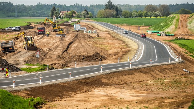 Nová silnice u stavby dálnice D11 u Jaromìøe (2. kvìtna 2019)
