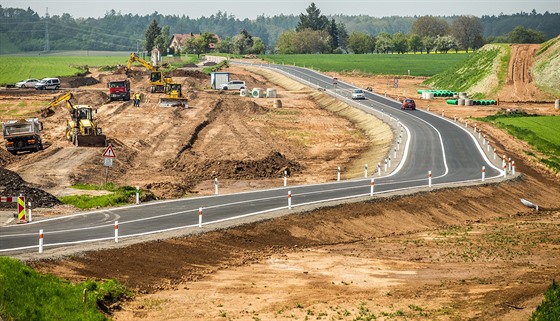 Po nové dálnici D11 se dá dojet z Hradce Králové do Jaromìøe, další dva úseky k hranici se teprve budou stavìt. Snímek je z roku 2019 z okolí Jaromìøe.