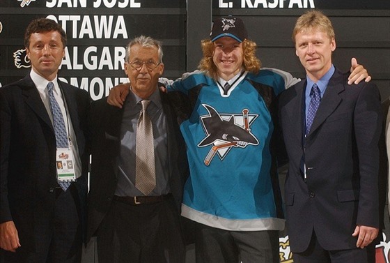 Karel Masopust (nalevo od hráèe Lukáš Kašpara) bìhem draftu NHL v roce 2004.