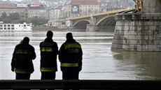 Záchranné složky prohledávají Dunaj. Pátrají po obìtech nehody, bìhem níž se na...