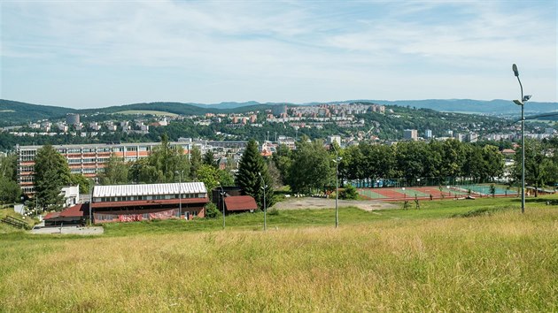 Lyžaøský svah se nachází na kopci nad Zlínem, v docházkové vzdálenosti od centra.