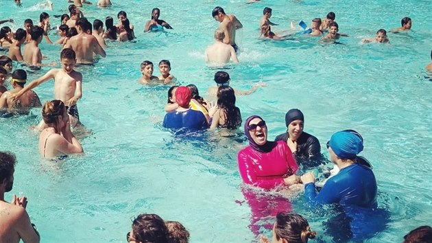 Muslimky si na protest oblékly do veøejného plaveckého bazénu burkiny zahalující celé tìlo. (23. èervna 2019)