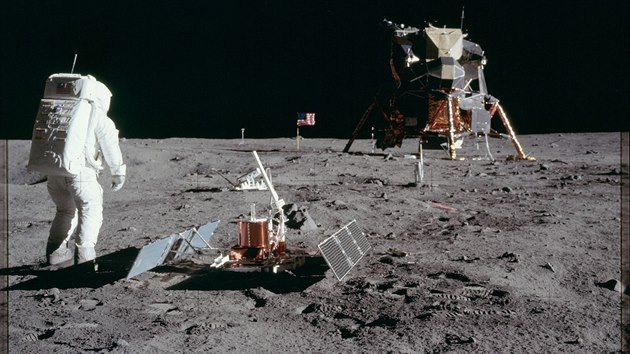 Pohled na veškeré vybavení, které astronauti na povrchu zanechali: vlajka,...