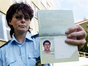 Policejní mluvèí Eva Sichrová ukazuje pas uneseného Stanislava Brunclíka
