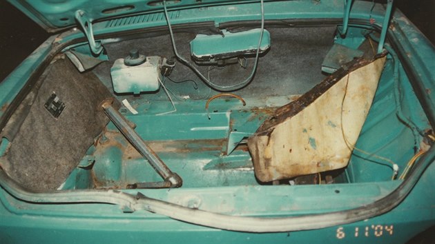 Pohled do kufru staré škodovky, kam únosci spoutaného podnikatele zavøeli