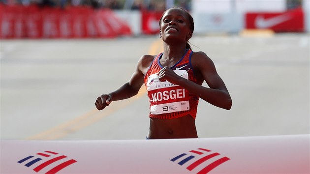 Keòanka Brigid Kosgeiová zabìhla v Chicagu svìtový rekord v maratonu.