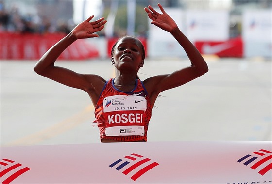 Keòanka Brigid Kosgeiová dobíhá do cíle maratonu v Chicagu.