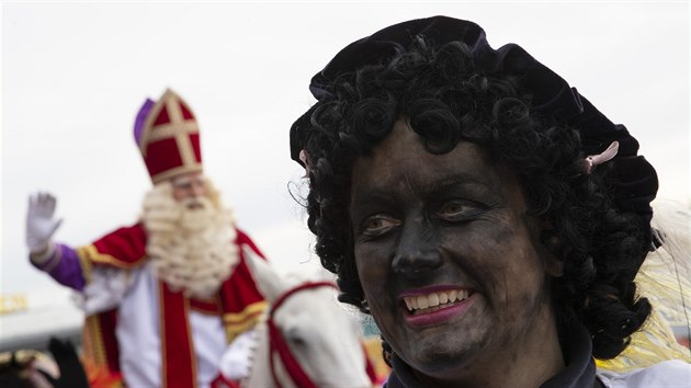 Nizozemsko v sobotu slavilo tradièní oslavy pøíchodu sv. Mikuláše. Doprovázely je protesty odpùrcù Èerného Petra, jeho pomocníka, který mívá podobu bílého muže namalovaného na èerno. Postavu aktivisté obviòují z rasismu. (16. listopadu 2019)