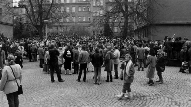 Nádvoøí Filozofické fakulty v pondìlí 20.11. 1989, kam stávkový výbor FF sezval všechny brnìnské vysokoškoláky, aby založili stávkový koordinaèní výbor a pøipravili základní program.