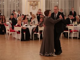 Prezident Zeman bìhem úvodního tance se svou manželkou. (10. ledna 2020)