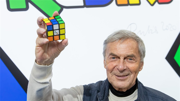 Pøed 45 lety si dal maïarský vynálezce Ernõ Rubik patentovat svùj mechanický hlavolam nazvaný „Magická kostka“. My jej však známe jako rubikovku. Geniálnì jednoduchá hraèka se stala fenoménem, který si získává mladé fanoušky, má stále nové varianty a zamotává tak hlavy dalším generacím.