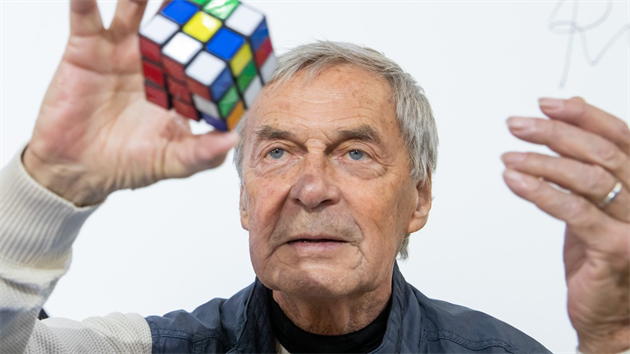 Profesor Rubik urèitì v 70. letech neèekal, že jeho pùvodnì døevìná hraèka ve své plastové podobì dobude svìt a stane se celosvìtovì rozpoznatelným symbolem. Pan Rubik dodnes jezdí na soutìže a má tak pøíležitost potøást rukou tìm, jejichž prsty umí zacházet s rubikovkou rychleji, než si pøed 45 lety umìl pøedstavit.
