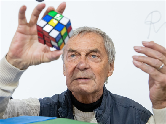 Profesor Rubik urèitì v 70. letech neèekal, že jeho pùvodnì døevìná hraèka ve...