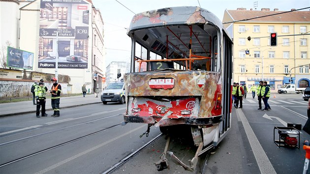 Nehoda blokovala provoz více než hodinu. Pøizpùsobit se musely tøi tramvajové linky a tøi linky autobusù.