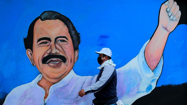 Momentka z ulic mìsta Managua: nikaragujský prezident Daniel Ortega na pozadí pandemie koronaviru.