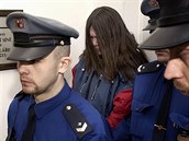 Pøíslušníci justièní stráže pøivádìjí trojnásobného vraha Jaroslava Ganèarèíka...