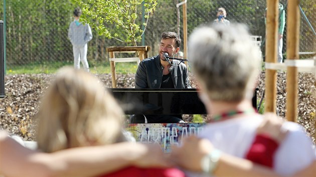 Zpìvák Marek Ztracený zahrál v rámci Koncertù pod balkonem seniorùm v Domovì Clementas v Janovicích nad Úhlavou. (23. 4. 2020)