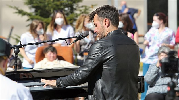 Zpìvák Marek Ztracený zahrál v rámci Koncertù pod balkonem seniorùm v Domovì Clementas v Janovicích nad Úhlavou. (23. 4. 2020)