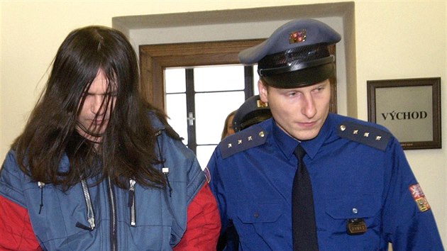Pøíslušník justièní stráže pøivádí trojnásobného vraha Jaroslava Ganèarèíka na jednání Krajského soudu v Praze. (18. ledna 2005)
