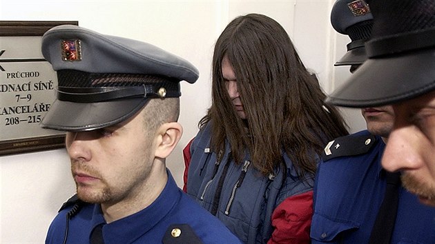 Pøíslušníci justièní stráže pøivádìjí trojnásobného vraha Jaroslava Ganèarèíka na jednání Krajského soudu v Praze. (28. ledna 2005)