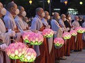 Buddhistiètí mniši v rouškách oslavují Buddhovy narozeniny na námìstí...