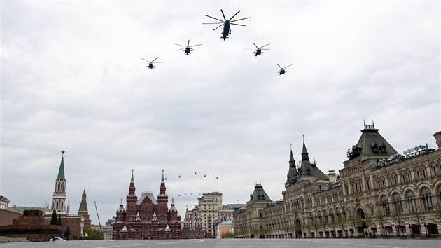 V rámci nácviku oslav výroèí konce druhé svìtové války nad Moskvou proletìly desítky vojenských letounù. (4. kvìtna 2020)