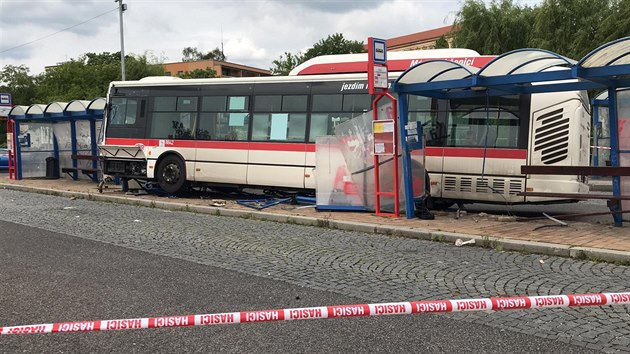 Autobus na autobusovém nádraží ve Slaném naboural do zastávky. (9. èervna 2020)