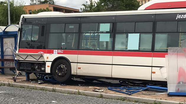 Autobus na autobusovém nádraží ve Slaném naboural do zastávky. (9. èervna 2020)