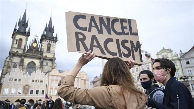 Asi tøi stovky pøevážnì mladých lidí se sešly na Staromìstském námìstí v Praze k protestu proti policejnímu násilí a rasismu v USA i v dalších zemích. (6. èervna 2020)