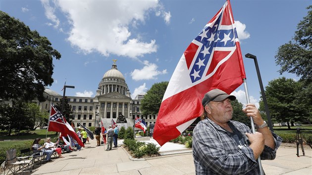 Americký stát Mississippi odstraní ze své vlajky znak Konfederace jako symbol rasismu. (28. èervna 2020)