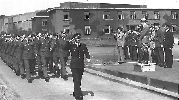 Slavnostní pøehlídka pøíslušníkù 311. perutì pøi návštìvì prezidenta Edvarda Beneše v Honingtonu 8. srpna 1940.