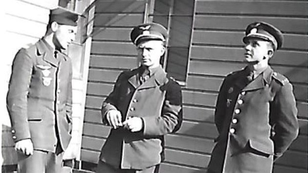 Èeskoslovenští letci po pøíjezdu do Velké Británie v èervenci 1940. Budoucí pøíslušníci 311. perutì Petr Uruba, Arnošt Zábrž a Jaroslav Nýè.